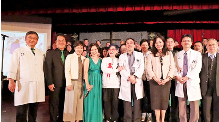 馬偕兒童醫院院長劉建良頒發表演團體感謝狀後並與到場貴賓合影。