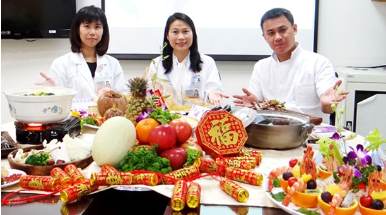 奇美醫學中心中醫部主治醫師王瑜婷(左)、營養科組長劉翠娟(中)與中餐廳總廚杜進財(右)。 奇美醫學中心中醫部主治醫師王瑜婷(左)、營養科組長劉翠娟(中)與中餐廳總廚杜進財(右)。
