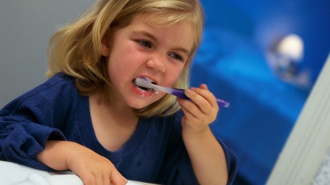 女童刷牙