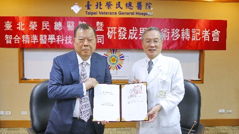 臺北榮民總醫院張德明院長（右）與智合精準醫學科技黃崇仁董事長（左）