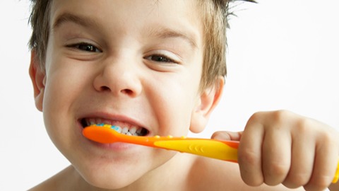 孩童刷牙