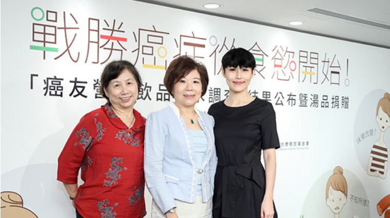 台灣癌症基金會副執行長蔡麗娟(中)與兩位抗癌鬥士米娜、林小姐 台灣癌症基金會副執行長蔡麗娟(中)與兩位抗癌鬥士米娜、林小姐