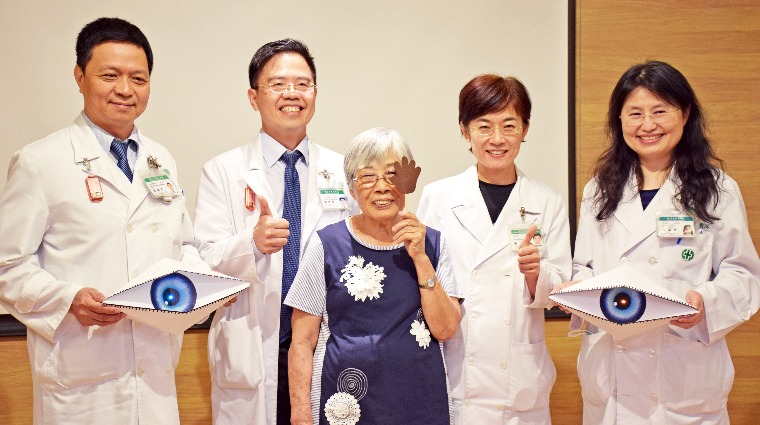 亞東醫院眼神經科黃子倫主任（右）、放射腫瘤科謝忱希醫師（左2）