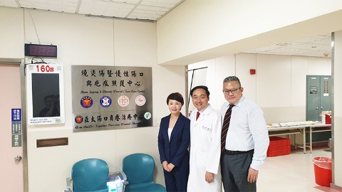 KCI公司大中華區及東南亞地區總經理Eileen Yi（左）、整形外科戴念梓醫師（中）、佑康公司袁總裁（右）