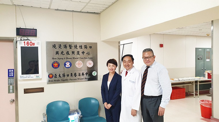 KCI公司大中華區及東南亞地區總經理Eileen Yi（左）、整形外科戴念梓醫師（中）、佑康公司袁總裁（右）