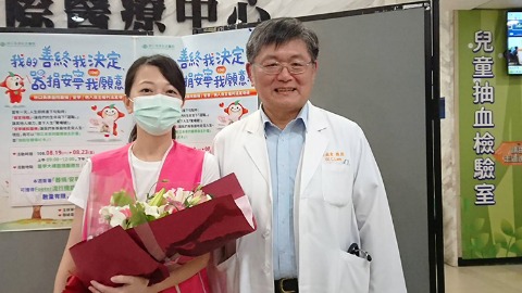 林口長庚器官移植中心主任李威震與病患合影
