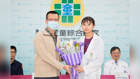 患者43歲戴姓工程師（左）與童綜合醫院加護病房護理師張芷瑜（右）