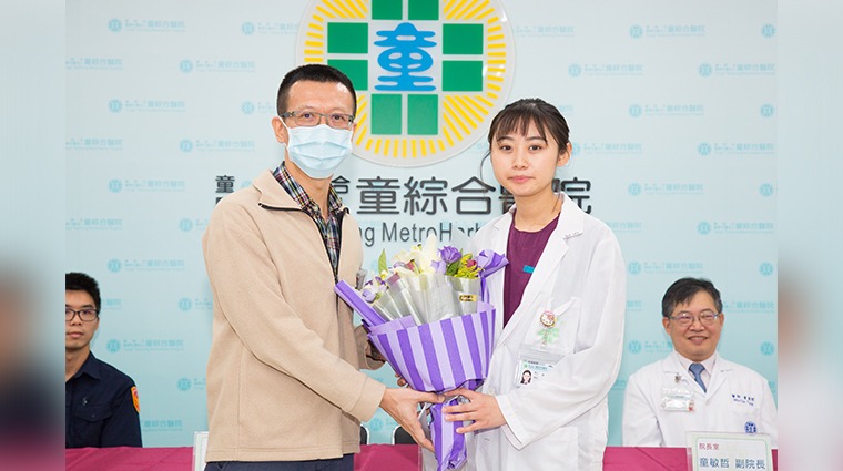 患者43歲戴姓工程師（左）與童綜合醫院加護病房護理師張芷瑜（右）
