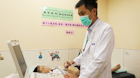 亞洲大學附屬醫院兒童腸胃科主治醫師陳德慶