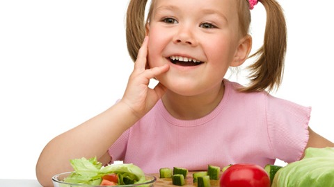 女童吃蔬菜