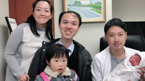 蕭勝文醫師與患者一家人
