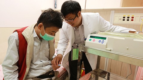 亞洲大學附屬醫院腹膜透析主任林軒任（右）與患者（左）