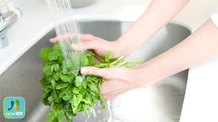 想保留蔬菜更多营养素 应该先洗还是先切？