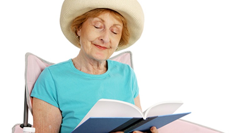 年長女性看書