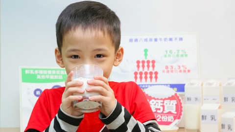 學童喝鮮奶