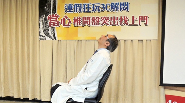 羅文政醫師示範伸展動作 羅文政醫師示範伸展動作