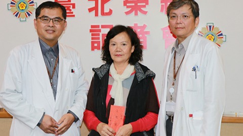 左起：心臟外科施俊哲主任 病友林女士 許喬博醫師