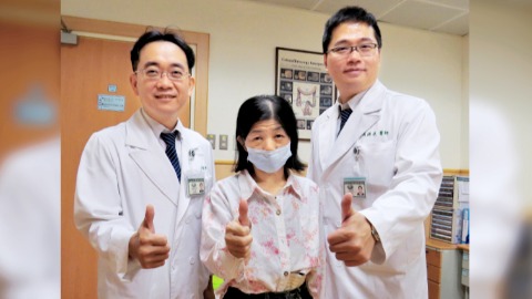 台中慈濟醫院大腸直腸科方佳偉醫師（左）、一般外科高國堯醫師（右）