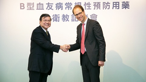 陳宇欽醫師（左）