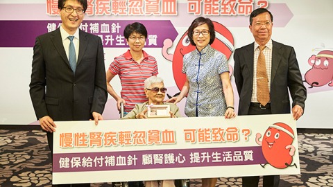 左起：郭克林醫師、張阿嬤女兒、張阿嬤、黃秋錦副院長、陳鴻鈞理事長。