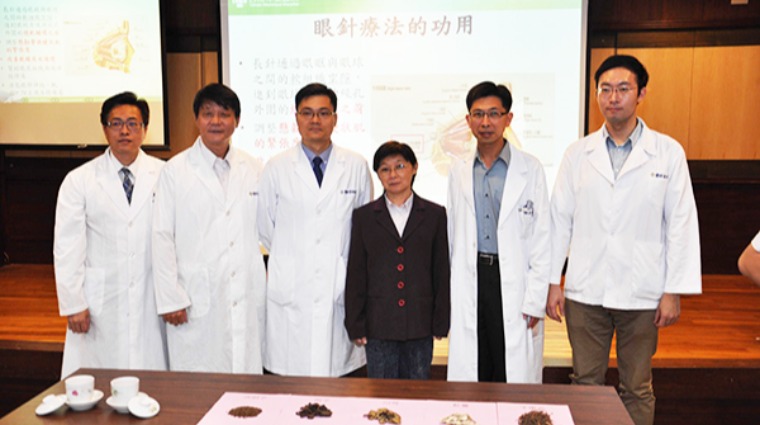 中醫科郭祐睿醫(左三)患者洪大姊(右三) 中醫科郭祐睿醫(左三)患者洪大姊(右三)