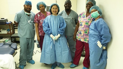 亞東醫院團隊與當地團隊合照。
