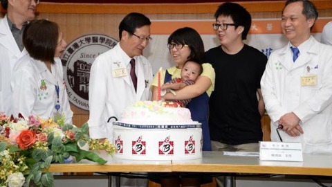 台大醫院兒童先天性心臟手術團隊與楊小弟