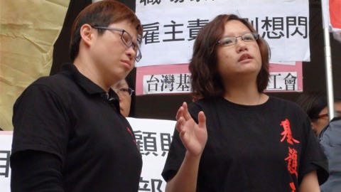 台南醫院從事護理工作多年的基護工會常務理事陳玉鳳(右)