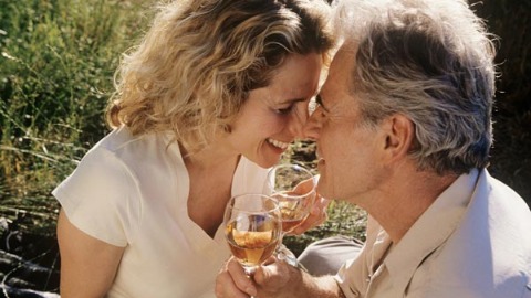 男人偏愛老配少 促熟齡未婚女提早更年期