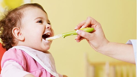 太早吃副食品 寶寶肥胖機率恐增加