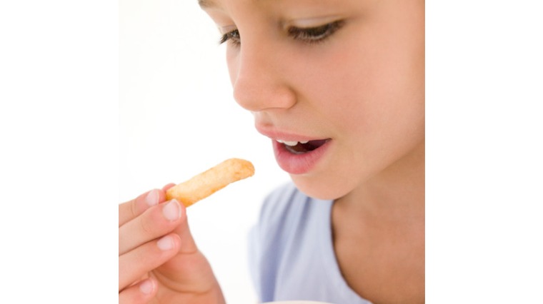 小孩常吃垃圾食物 容易變笨？！