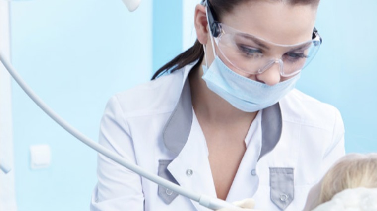 門牙漏風漏財 陶瓷貼片完美補救