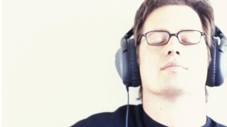 耳鳴重聽因配戴耳機引起 醫：遠離噪音可改善