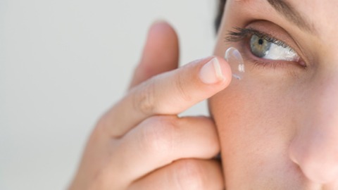 眼科醫師陳逸川表示，角膜塑型採用的硬式隱形眼鏡其透氧度為軟式的五倍至七倍，而夜戴型角膜塑型鏡片更是目前透氧度最高之硬式隱形眼鏡；長遠來看，對眼睛的角膜來說也比較健康。