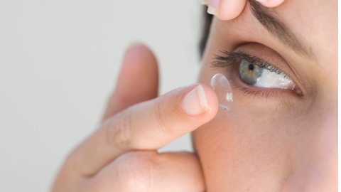 配隱形眼鏡和近視雷射 應注意眼睛角膜弧度差異