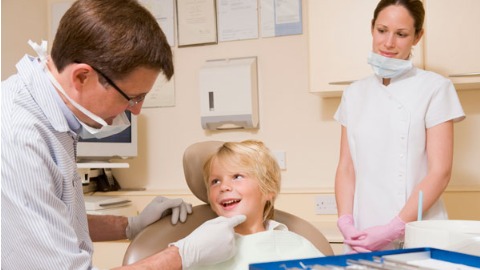 男童看牙遭掐脖壓制！舒眠牙醫克服恐懼