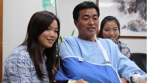 詹詠然父親肩傷復發　微創關節鏡手術成功