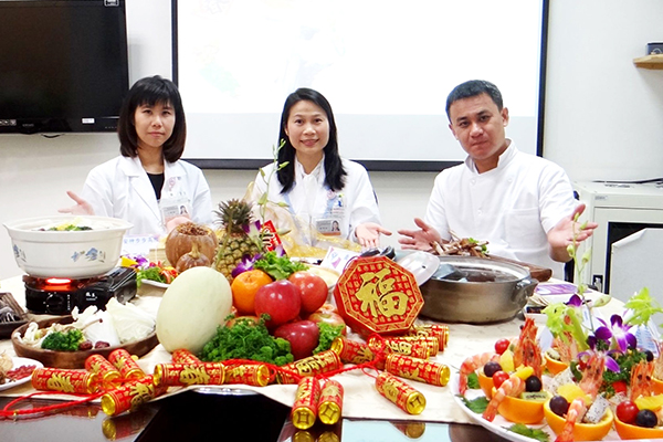 奇美醫學中心中醫部主治醫師王瑜婷（左）、營養科組長劉翠娟（中）與中餐廳總廚杜進財（右）。