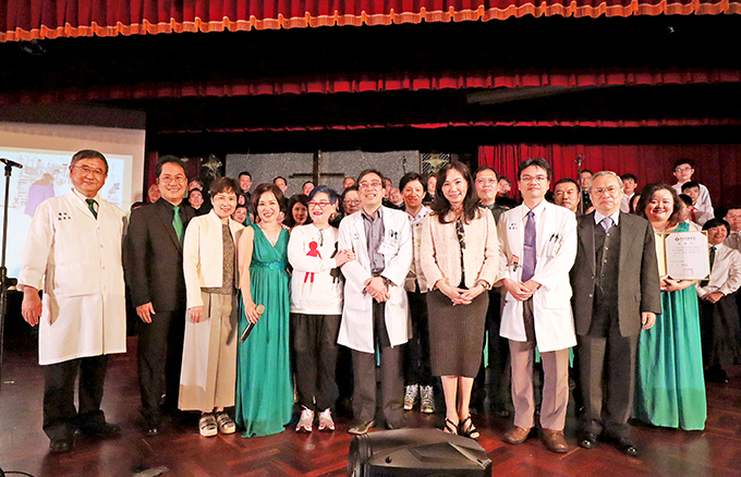 馬偕兒童醫院院長劉建良頒發表演團體感謝狀後並與到場貴賓合影。