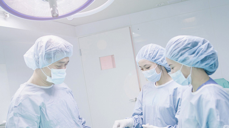 張大力醫師與其醫療團隊正在進行拉皮手術。（圖／東京風采整形外科診所提供）